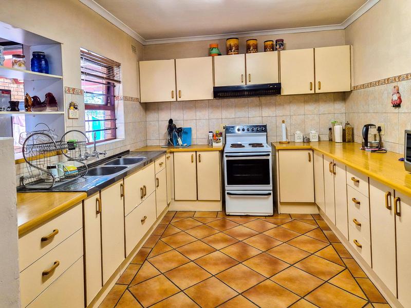 6 Bedroom Property for Sale in Glenhaven Western Cape